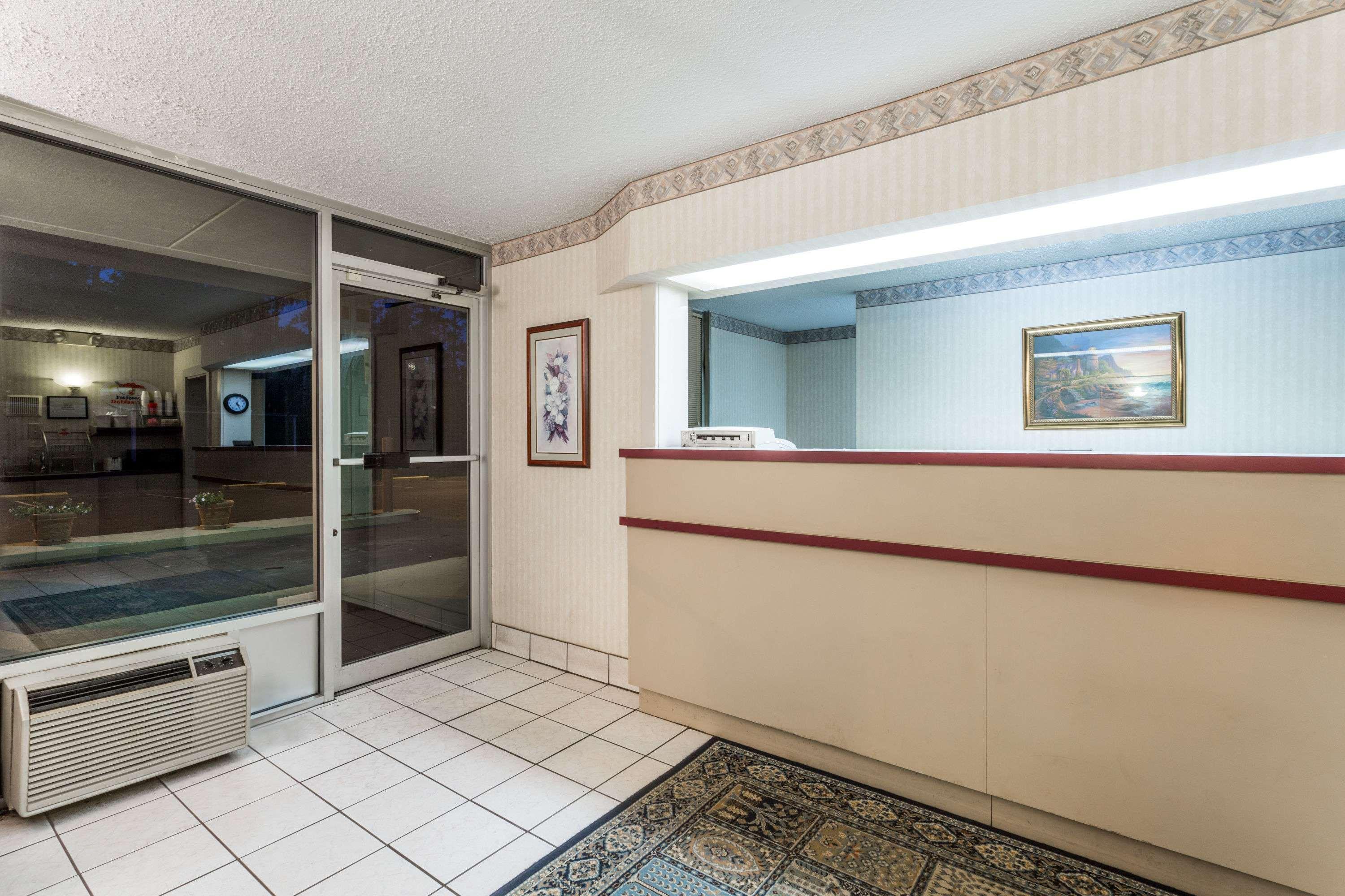 Super 8 By Wyndham Commerce Exterior foto
